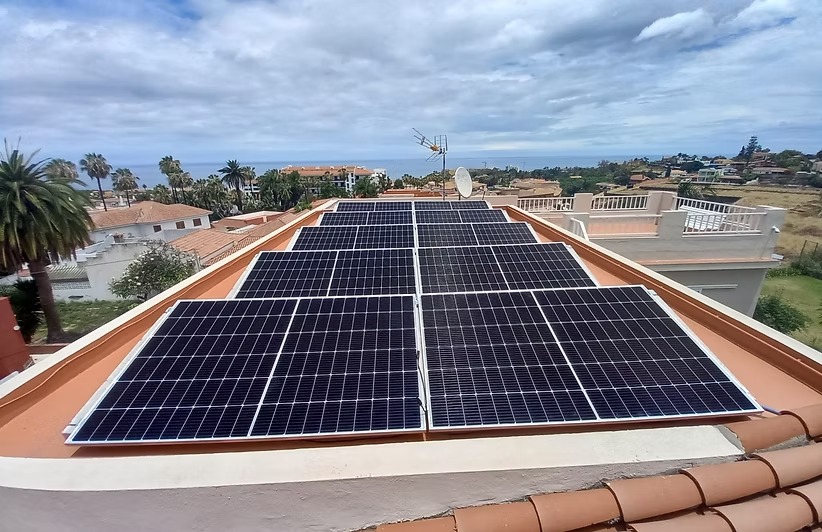 Técnicos de Bio Canarias Solar durante una instalación fotovoltaica