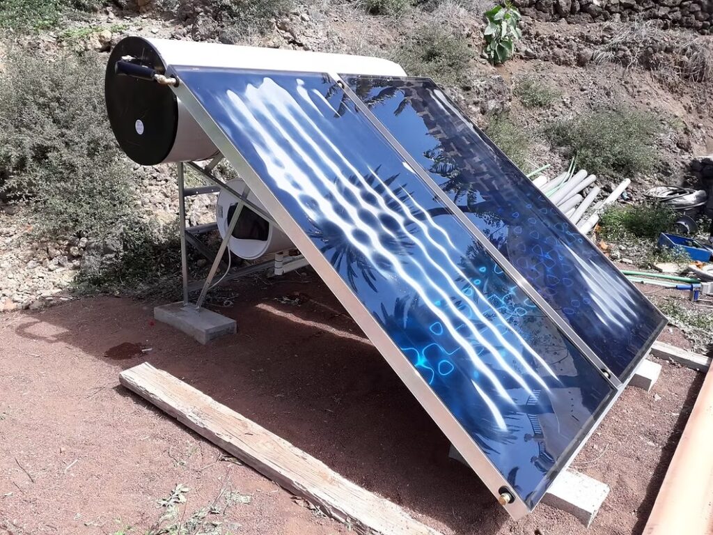 Equipo solar térmico para agua caliente sanitaria instalado en cubierta